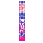 Tube de mascara bleu et rose avec bouchon fleuri, portant l'inscription « Essence ». En gras, inscription blanche « I love extreme blue » et « crazy volume mascara » en dessous. Dakar