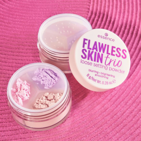 Poudre libre fixatrice de la marque Essence, appelée « Trio Peau Parfaite », composée de trois teintes pastel : rose, lavande et nude. Le flacon ouvert est posé sur une surface rose texturée. Dakar