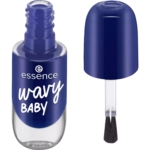 Un flacon de vernis à ongles bleu, étiqueté « Essence Wavy Baby », est présenté à côté de son bouchon. Ce dernier est bleu et est doté d'un pinceau transparent fixé en dessous. Le flacon et le bouchon sont positionnés sur un fond blanc. Dakar