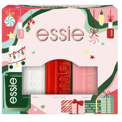 Coffret cadeau festif de vernis à ongles Essie comprenant trois flacons. Couleurs : vert foncé, blanc et rouge rosé. L'emballage est décoré de motifs de Noël, comme des boules, des cannes à sucre et des cadeaux. Dakar