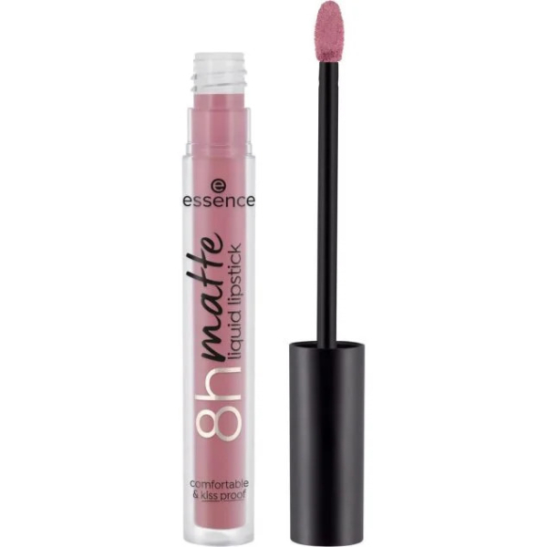 Un tube de rouge à lèvres liquide mat Essence 8h est présenté avec son bouchon noir retiré, révélant l'applicateur. Ce rouge à lèvres est d'un rose doux et le tube porte la mention « confortable et résistant aux baisers ». Dakar