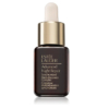 Un flacon en verre brun foncé du sérum Advanced Night Repair d'Estée Lauder, doté d'un bouchon compte-gouttes doré. L'étiquette porte le nom et la description du produit en lettres blanches et dorées. Le compte-gouttes est inséré dans le flacon. Dakar