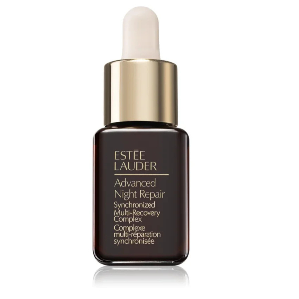 Un flacon en verre brun foncé du sérum Advanced Night Repair d'Estée Lauder, doté d'un bouchon compte-gouttes doré. L'étiquette porte le nom et la description du produit en lettres blanches et dorées. Le compte-gouttes est inséré dans le flacon. Dakar