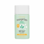 Un flacon de crème solaire Etude House Sunprise Mild Airy Finish avec SPF 50+ PA+++. Le flacon est vert pâle avec un bouchon blanc, orné d'un motif de feuilles et d'un texte blanc et jaune sur le devant. Dakar