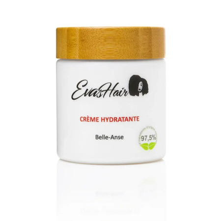 Un pot de Crème Hydratante EvaHair avec couvercle en bois. L'étiquette porte « Belle-Anse » et un emblème indiquant 97,5 % d'ingrédients naturels. Le motif représente une silhouette de femme aux cheveux bouclés. Dakar