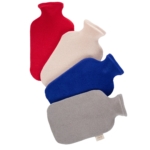 Quatre bouillottes Fashy Bouillotte à Eau avec Housse Polaire, déclinées en rouge, beige, bleu et gris, sont disposées en diagonale, le goulot aligné. Chacune est enveloppée d'une douce housse polaire pour plus de confort. Dakar