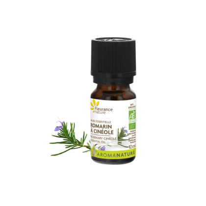 Un petit flacon marron d'huile essentielle de romarin à cinéole Fleurance Nature, avec un bouchon noir. L'étiquette présente la marque et les informations produit. Un brin de romarin est placé à côté du flacon sur fond blanc. Dakar