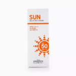 Boîte rectangulaire blanche de crème solaire « SUN Multi Sun Cream » avec des éléments orange. Indice de protection solaire 50 PA+++, étiquetée comme éclaircissante et antirides. Sur le fond, on peut lire « 70 ml » et « FOODAHOLIC ». Dakar