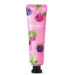 Un tube rose de crème pour les mains Frudia My Orchard Raspberry Wine. L'étiquette présente des images de framboises et de mûres. Le tube est doté d'un bouchon noir et d'un fond blanc uni. Dakar