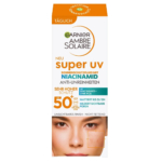 Une boîte de crème solaire Garnier Ambre Solaire Super UV est présentée. L'étiquette sur le devant met en avant l'indice SPF 50+, la niacinamide et les propriétés anti-imperfections. Un gros plan du visage d'une femme est affiché sur l'emballage. Dakar