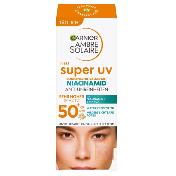Une boîte de crème solaire Garnier Ambre Solaire Super UV est présentée. L'étiquette sur le devant met en avant l'indice SPF 50+, la niacinamide et les propriétés anti-imperfections. Un gros plan du visage d'une femme est affiché sur l'emballage. Dakar