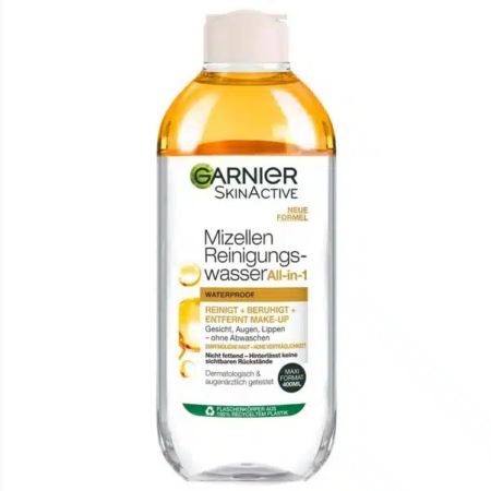 Un flacon d'Eau Micellaire Nettoyante Garnier SkinActive, étiqueté waterproof et tout-en-un. Le texte indique qu'elle convient au visage, aux yeux et aux lèvres, sans rinçage. Le flacon contient 400 ml de produit. Dakar