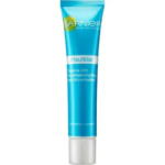 Un tube bleu et blanc de crème hydratante Garnier Skin Naturals Hautklar. Le texte sur le tube est en allemand, indiquant qu'il offre une hydratation 24 heures et un soin anti-imperfections. L'emballage est élégant et doté d'un bouchon argenté. Dakar