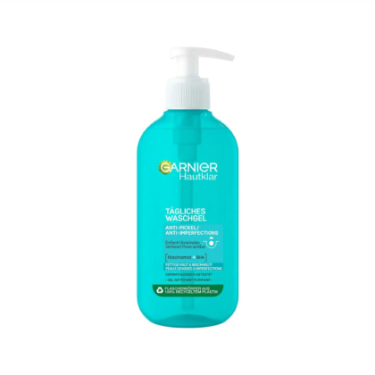 Un flacon de gel douche visage Garnier Hautklar avec pompe. Son emballage turquoise est orné d'un texte blanc, soulignant son action anti-imperfections et ses bienfaits micro-exfoliants. Le flacon indique également qu'il est fabriqué à partir de plastique 100 % recyclé. Dakar