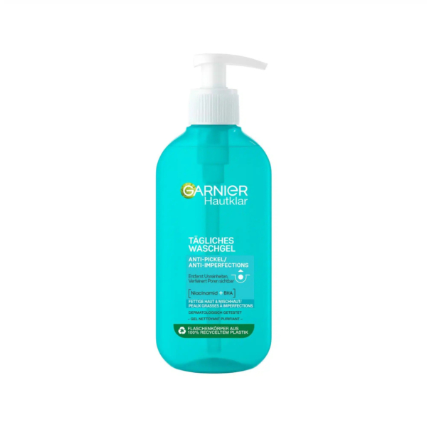 Un flacon de gel douche visage Garnier Hautklar avec pompe. Son emballage turquoise est orné d'un texte blanc, soulignant son action anti-imperfections et ses bienfaits micro-exfoliants. Le flacon indique également qu'il est fabriqué à partir de plastique 100 % recyclé. Dakar