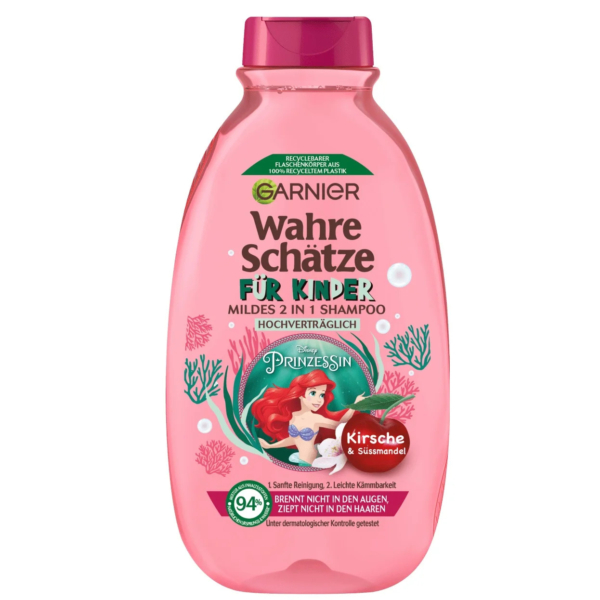 L'image montre un flacon rose de shampoing enfant 2 en 1 Garnier Wahre Schätze. L'étiquette arbore un motif de sirène avec des algues et des coquillages, et met en valeur des ingrédients comme l'huile de cerise et de sésame. Le flacon nettoie en douceur et ne pique pas les yeux. Dakar