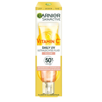 L'emballage jaune et blanc du Fluide Ultra-Léger UV Quotidien Garnier SkinActive à la Vitamine C, avec un FPS 50+ et un motif d'agrumes, promet un teint éclatant tout en offrant une protection UV. Dakar