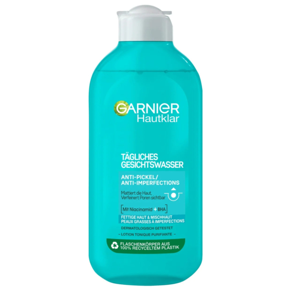 Un flacon bleu sarcelle de tonique quotidien Garnier Hautklar. Ce tonique anti-imperfections contient de la niacinamide et du BHA, et convient aux peaux grasses et mixtes. Il est fabriqué à partir de plastique 100 % recyclé. Dakar