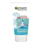 Tube de Garnier SkinActive Pure Active 3 en 1. L'emballage met en avant ses trois utilisations : crème lavante, peeling et masque. Le design présente des éclaboussures d'eau et un texte présentant les bienfaits et les ingrédients du produit. Dakar