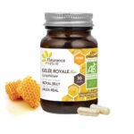 Aux côtés de deux capsules blanches et d'un nid d'abeille, un flacon marron étiqueté « Fleurance Nature Gelée royale Bio lyophilisée 30 gélules », certifié bio et dosé à 1000 mg, complète la gamme Fleurance Nature Oméga 3 pour un bien-être holistique. Dakar