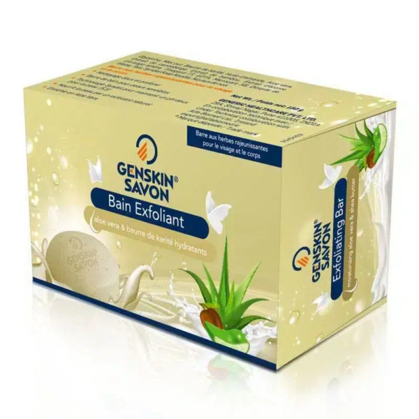 Boîte de savon exfoliant Genskin à l'aloe vera et au beurre de karité. L'emballage présente des images de feuilles d'aloe vera et de noix de karité, ainsi qu'un texte en français. La boîte est présentée de biais, offrant une vue de face et de profil. Dakar