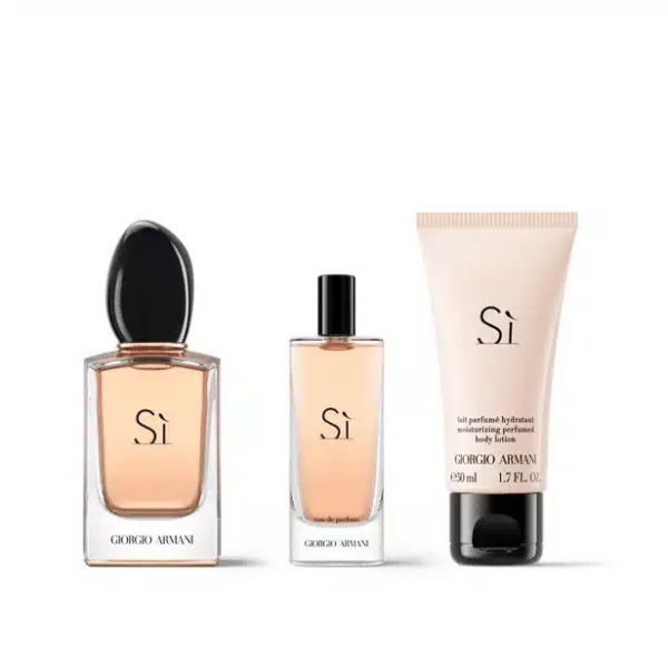 Trois produits Giorgio Armani « Sì » sont présentés : un grand flacon de parfum, un petit format voyage et un tube de lait parfumé pour le corps. Tous arborent une couleur rose pâle et un packaging simple et élégant. Dakar