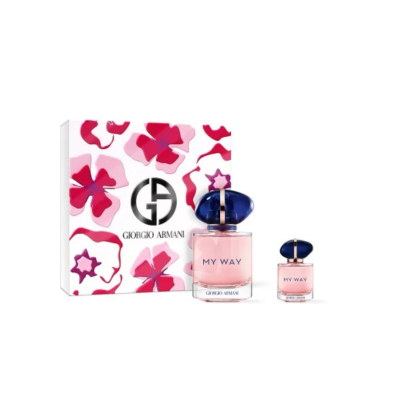 Un coffret de parfums Giorgio Armani My Way est présenté, composé d'un grand flacon au bouchon bleu marine et d'une version plus petite à côté. En arrière-plan, un coffret aux motifs floraux roses et rouges orné du logo Giorgio Armani. Dakar