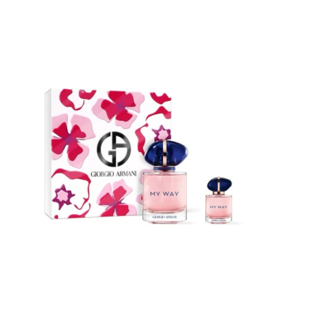 Un coffret de parfums Giorgio Armani My Way est présenté, composé d'un grand flacon au bouchon bleu marine et d'une version plus petite à côté. En arrière-plan, un coffret aux motifs floraux roses et rouges orné du logo Giorgio Armani. Dakar