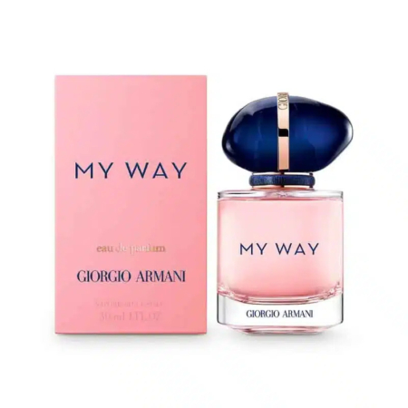 Un coffret rose et un flacon en verre du parfum « My Way » de Giorgio Armani sont exposés. Le flacon, rempli d'un liquide rose, est doté d'un bouchon bleu foncé aux touches dorées. Le coffret et le flacon affichent tous deux le nom de la marque et du produit. Dakar