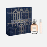 Coffret cadeau parfum Givenchy comprenant un grand et un petit flacon de parfum L'Interdit. Les deux flacons sont présentés dans un coffret bleu décoratif orné d'un dessin au trait doré représentant une façade d'immeuble et le nom Givenchy. Dakar