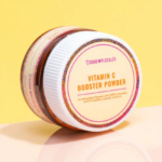 Un pot de poudre booster de vitamine C Good Molecules sur fond jaune pâle. L'étiquette le décrit comme un booster antioxydant contenant 100 % d'acide L-ascorbique pour éclaircir, lisser et raffermir la peau. Dakar