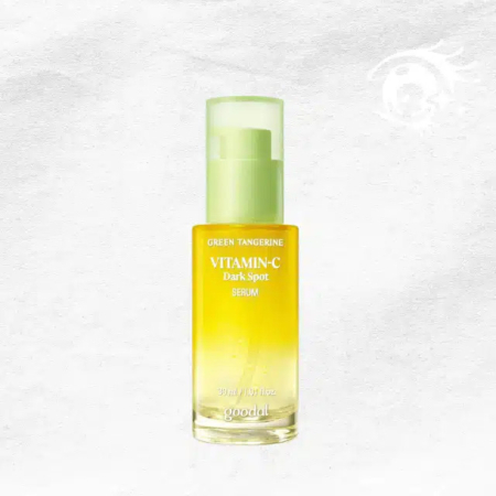 Un flacon de sérum anti-taches Goodal Green Tangerine à la vitamine C est présenté sur un fond clair et texturé. Le flacon est jaune, avec un bouchon vert et un texte blanc. Dakar