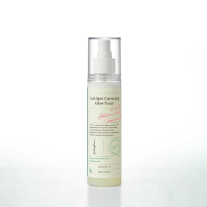 Un flacon de lotion tonique anti-taches AXIS-Y avec pompe. L'étiquette est verte et rouge, et le flacon est transparent, laissant apparaître le liquide à l'intérieur. Le fond est blanc uni. Dakar