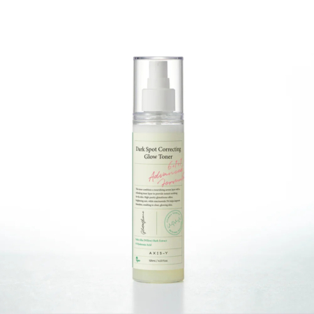 Un flacon de lotion tonique anti-taches AXIS-Y avec pompe. L'étiquette est verte et rouge, et le flacon est transparent, laissant apparaître le liquide à l'intérieur. Le fond est blanc uni. Dakar