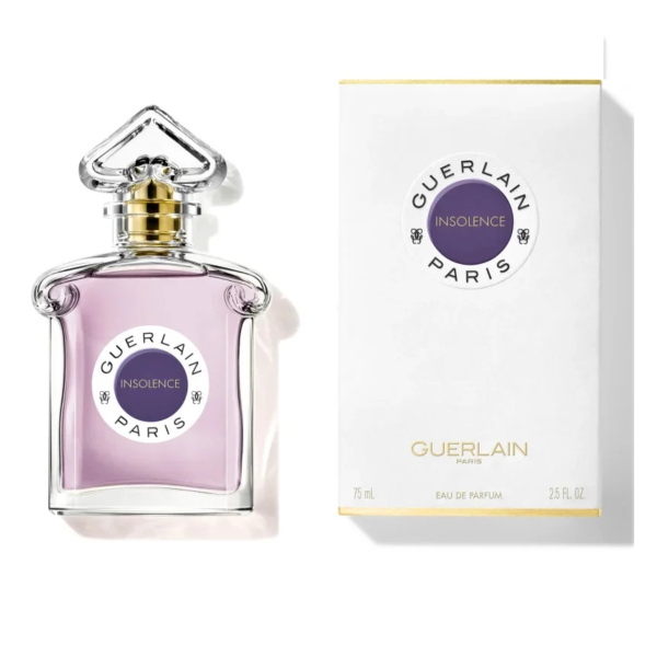 Un flacon de parfum Guerlain Insolence, au liquide rose et au bouchon argenté orné, est placé à côté de son emballage blanc. L'emballage arbore le nom et le logo de la marque, avec un motif circulaire violet au centre. Dakar