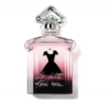 Un flacon de parfum aux reflets roses et à la silhouette noire d'une robe. Le bouchon est argenté et orné, et l'étiquette porte l'inscription « La petite robe noire » en lettres cursives. Le fond est blanc uni. Dakar