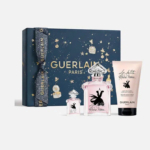 Coffret cadeau Guerlain composé d'un coffret bleu foncé orné d'étoiles et d'ornements dorés, contenant deux flacons du parfum « La Petite Robe Noire » et un tube de lait corporel velours. Le coffret est orné d'un ruban siglé. Dakar