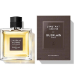 Un flacon d'eau de parfum L'Instant Homme de Guerlain est présenté à côté de son coffret. Le flacon, carré, est coiffé d'un bouchon noir et contient un liquide doré. Le coffret est noir avec un texte blanc et doré. Tous deux présentent un design simple et élégant. Dakar
