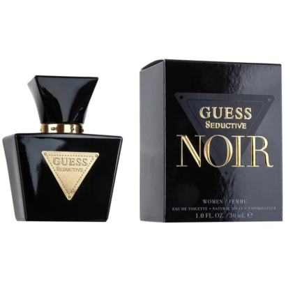 Un flacon noir du parfum Guess Seductive Noir pour femme est présenté à côté de son coffret noir et or assorti. Le flacon arbore un logo triangulaire aux accents dorés, et le coffret arbore le même logo avec un texte doré en gras. Dakar