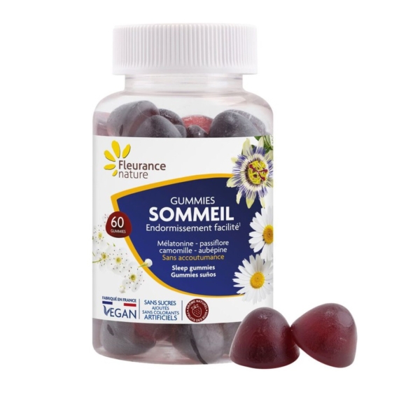 Un flacon transparent étiqueté « Fleurance Nature Gummies Sommeil 60 pièces » contient des gummies rouge foncé en forme de cœur. Les ingrédients végétaliens comme la mélatonine, la passiflore et la camomille sont mis en valeur pour favoriser un sommeil rapide et de qualité. Deux gummies sont placés à l'extérieur du flacon. Dakar