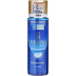 Un flacon bleu de lotion Hada Labo PREMIUM avec une étiquette en japonais. Le bouchon est doré et le logo du produit est imprimé en japonais et en anglais sur le devant. Dakar