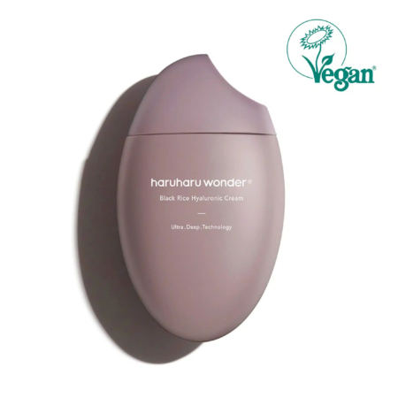 Élégant flacon ovale de crème hyaluronique au riz noir Haruharu Wonder sur fond blanc. Le flacon est violet avec un texte blanc, et le logo « Vegan » est imprimé en vert dans le coin supérieur droit. Dakar