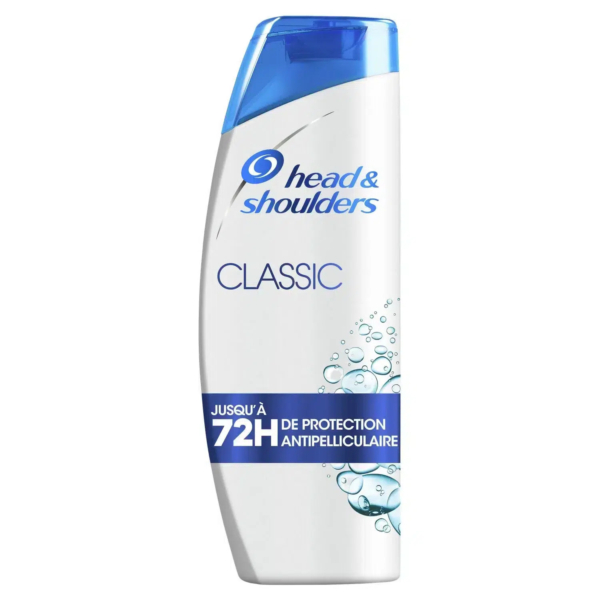 Un flacon de shampoing Head & Shoulders Classic avec un bouchon bleu. L'étiquette indique « Jusqu'à 72 heures de protection antipelliculaire », ce qui signifie jusqu'à 72 heures de protection antipelliculaire. Le design est orné de bulles d'eau. Dakar