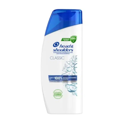 Une bouteille blanche de shampoing Head & Shoulders Classic avec un bouchon bleu. L'étiquette présente un logo, un texte expliquant les bienfaits antipelliculaires et des bulles graphiques. Dakar