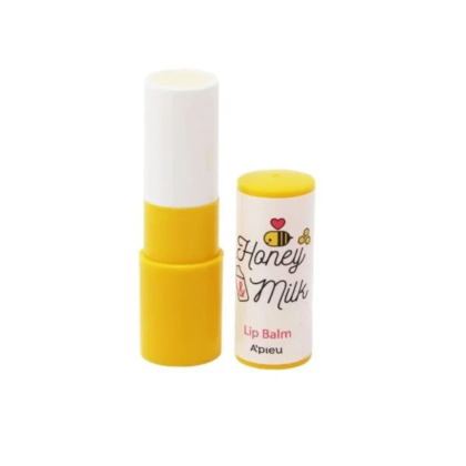 Tube de baume à lèvres jaune étiqueté « Honey Milk » avec des motifs ludiques d'abeilles et de lait. Le bouchon est retiré, révélant le baume blanc. Le nom de la marque « A'pieu » est imprimé sur le bouchon. Dakar