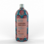 Un flacon de gel douche gommant orné d'un motif coloré et complexe. L'étiquette indique « Gel Douche Gommant - Scrubbing Shower Gel - Monoï » du Laboratoire HT26, 1000 ml. Dakar