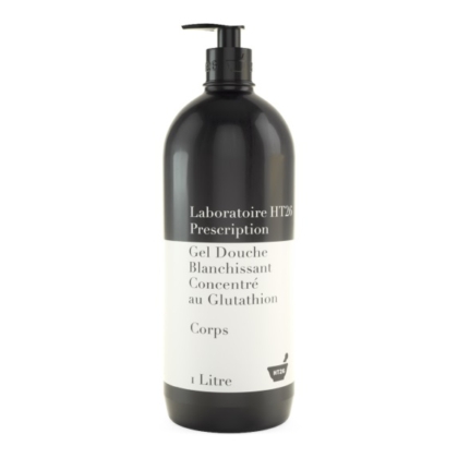 Un élégant flacon noir, étiqueté « Laboratoire HT26 Prescription Gel Douche Blanchissant Concentré au Glutathion Corps 1 Litre », est équipé d'une pompe doseuse. Associez-le à l'Émulsion Gommante Blanchissante HT26 TOPSYGEL 1L pour une expérience de blanchiment corporel complète. Dakar