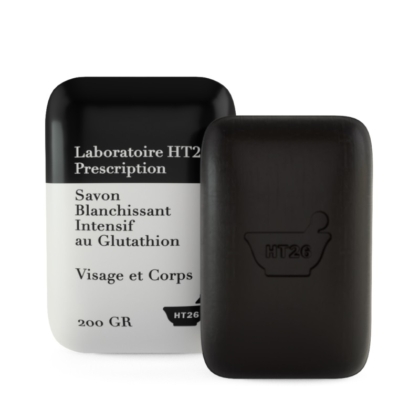 L'image montre deux pains de savon : un noir avec un logo et un autre étiqueté « HT26 Savon Blanchissant Au Glutathion », décrit comme un savon blanchissant intensif pour le visage et le corps, pesant 200 grammes. Dakar