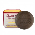 Savon exfoliant rond, gravé « HT26 Paris », présenté dans une boîte rectangulaire rouge et blanche. Ce savon exfoliant enrichi aux extraits d'abricot est décrit en français et en anglais. Dakar