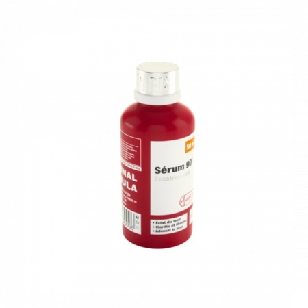 Un flacon rouge de « Sérum 90 » avec un bouchon blanc. L'étiquette indique son utilisation pour éclaircir la peau. Le flacon, de petite taille et rond, arbore un design blanc et rouge. Dakar